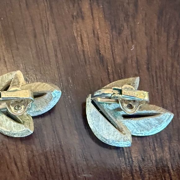 Trifari Crown vintage 1950’s Gold-Tone Leaf Jewelry Set clip‎ on Earrings Brooch - Picture 10 of 14